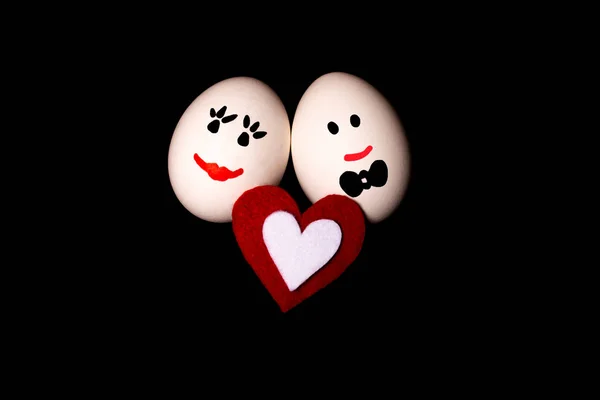 Пара Любящих Улыбающихся Господ Миссис Яйца Войлочное Сердце Темном Черном — стоковое фото