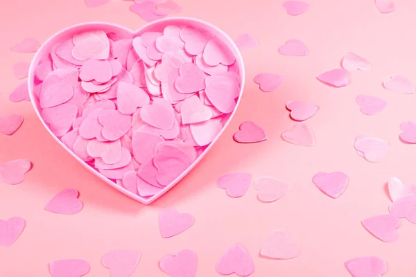 Caixa Forma Coração Rosa Macia Cheia Corações Confete Fundo Pastel — Fotografia de Stock