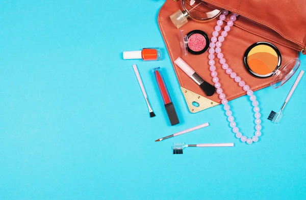 構成し 女性の必需品をファッション 化粧品 メイクアップ アクセサリー ネックレス マニキュア 青の背景に 2019 サンゴ色のトレンディのバッグ — ストック写真