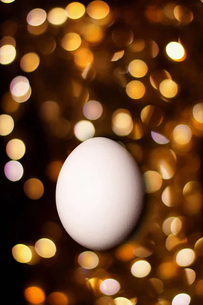 Bílé vejce na černém pozadí. — Stock fotografie