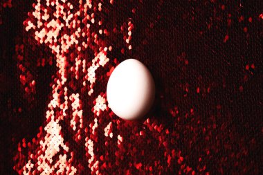 Beyaz Payet arka plan üzerinde yumurta.