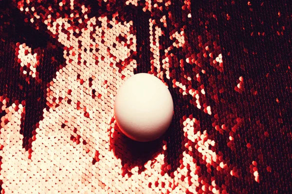 화이트 장식 조각이의 배경에 계란. — 스톡 사진