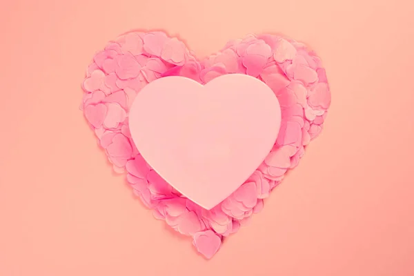 Coração rosa de confete em forma de coração . — Fotografia de Stock