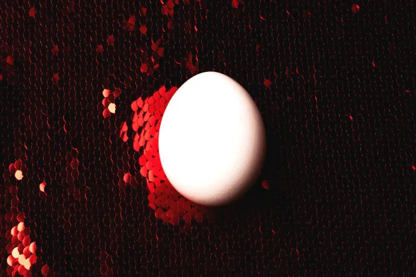 화이트 장식 조각이의 배경에 계란. — 스톡 사진