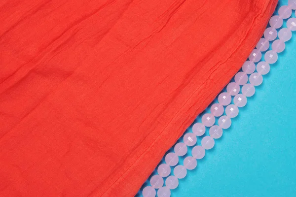 Texture de tissu de coton de couleur corail sur bleu. — Photo