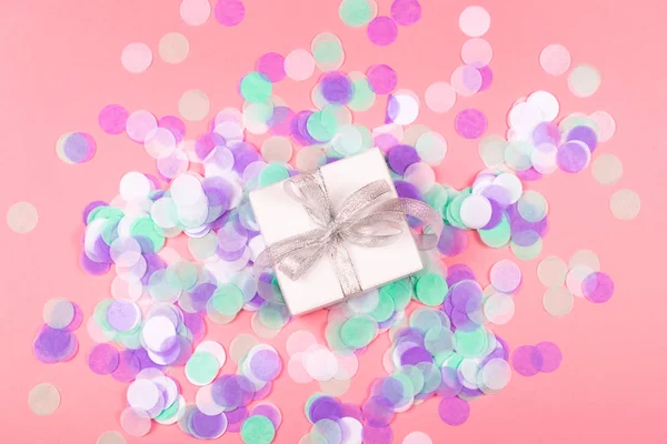 Caja de regalo sobre fondo rosa con confeti . —  Fotos de Stock