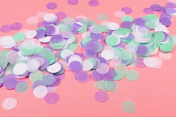 Rosa bakgrund med konfetti. — Stockfoto