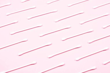 Pembe arka planda pamuk bezlerden deseni.