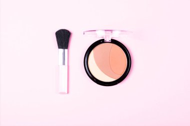 Fırça ve toz blusher pembe.