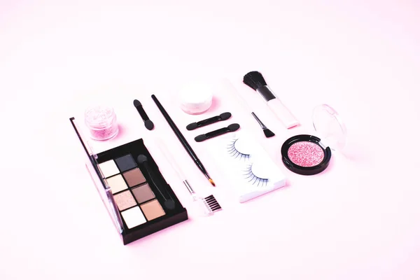 Make-up vrouw Essentials op roze achtergrond. — Stockfoto