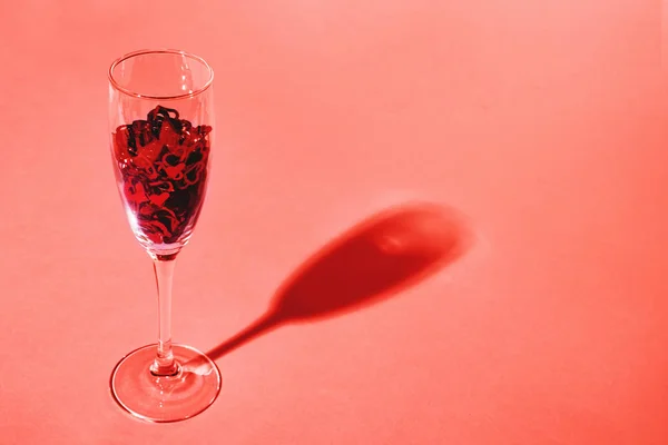 Confete em forma de coração na taça de champanhe . — Fotografia de Stock