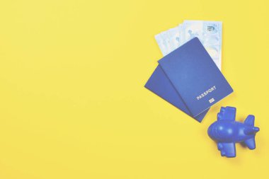 Sarı arka planda seyahat konsepti.