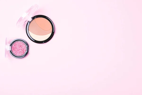 Glitter oogschaduw en poeder Blusher op roze. — Stockfoto