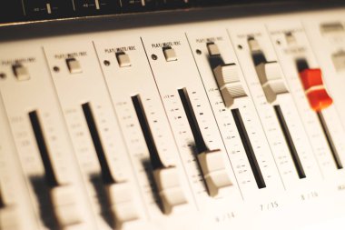 Ses karıştırıcı denetimi için ekipman.