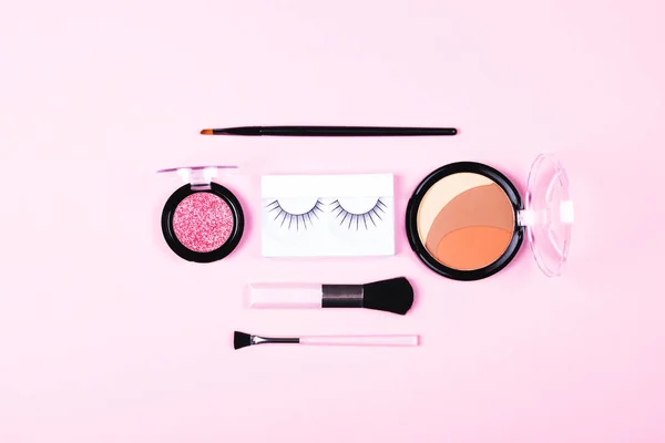 Make-up kobieta Essentials na różowym tle. — Zdjęcie stockowe