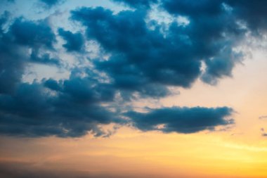 Gün batımında dramatik gökyüzü.