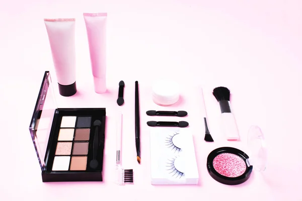 化妆女人的必需品在粉红色的背景. — 图库照片