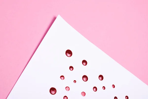 Livro branco com gotas vermelhas sobre fundo rosa . — Fotografia de Stock