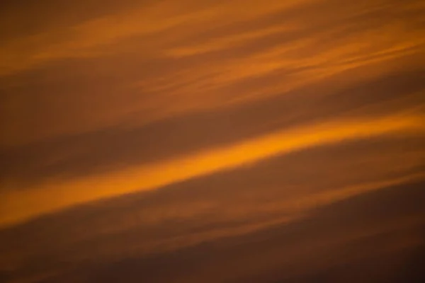 Arancione cielo drammatico al tramonto . — Foto Stock