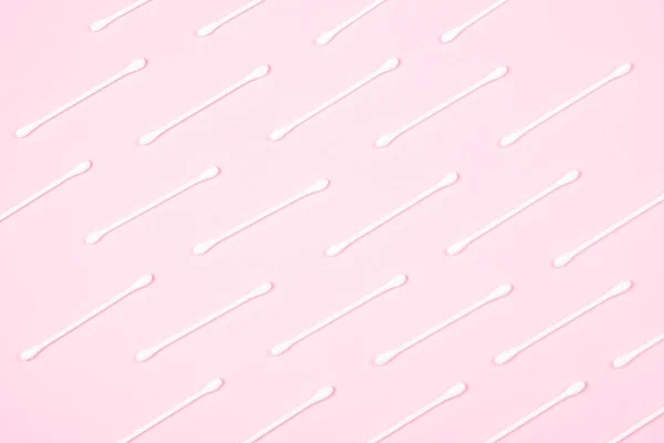 Muster von Wattestäbchen auf rosa Hintergrund. — Stockfoto