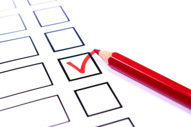 Oylama için bülten ve kırmızı kalem.