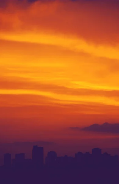 Pôr-do-sol dramático sobre a cidade da noite . — Fotografia de Stock