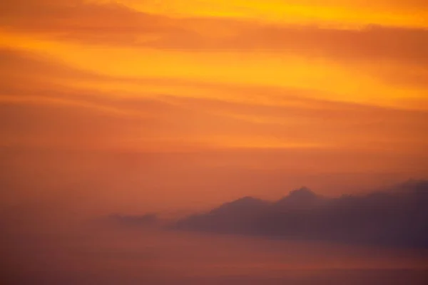 Dramatiska orange sunset. — Stockfoto