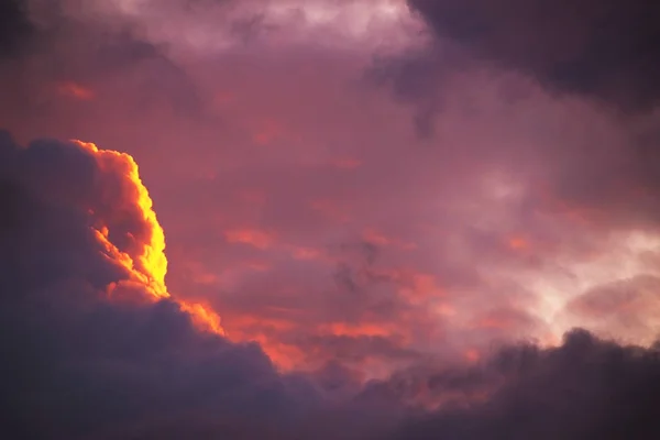 Dramatické nebe při západu slunce. — Stock fotografie