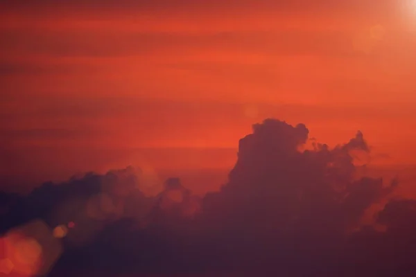 Dramatisk himmel vid solnedgången. — Stockfoto