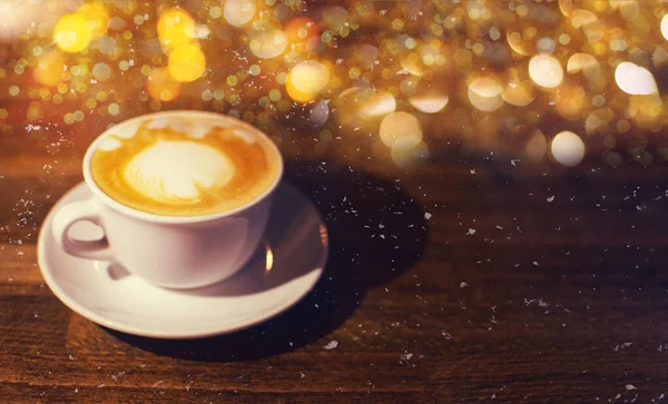 Egy csésze kávé a fa asztalon. — Stock Fotó