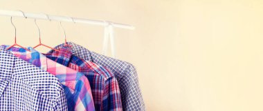 Askılarda renkli kareli gömlekler.