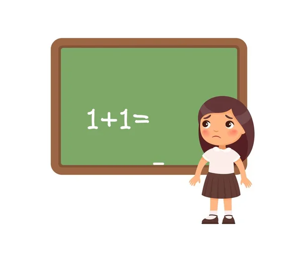 悲しい女子高生が黒板の前に立っている 子供は例を解くことができない 子供は宿題を完了しておらず 答えを知らない かわいい漫画のキャラクター フラットベクトルイラスト — ストックベクタ