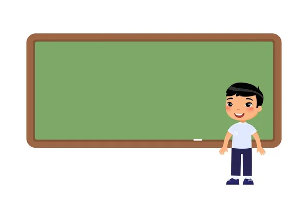 黒板の近くに立っているアジア系の少年 空の黒板漫画のキャラクターの近くに人形 小学校教育のプロセス レッスンフラットベクトルイラスト — ストックベクタ