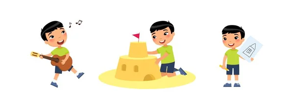 Piccolo Ragazzo Asiatico Carino Costruisce Castello Sabbia Disegni Suona Chitarra — Vettoriale Stock