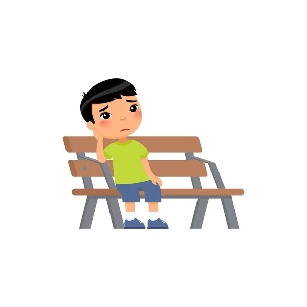アジア系の少年だ 不幸な子供のベンチに座っている 孤独な男の子が遊び場で退屈しています フラットベクトルイラスト 白い背景に孤立した漫画のキャラクター — ストックベクタ