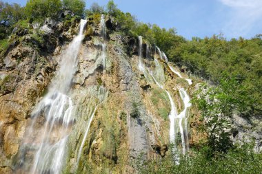 Dağdan çalıştıran şelale