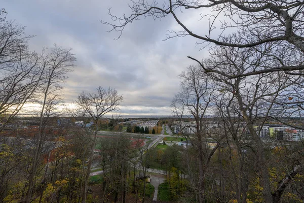 Kötü hava koşulları ve bulutlar ile dağın tepesine büyük güzel deniz ve şehir manzarası