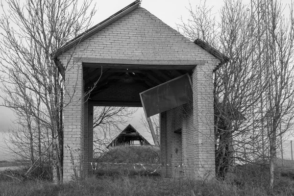 古いヴィンテージ白と黒怖い建物 — ストック写真