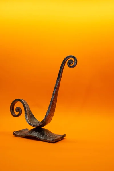 Kopya alanı zemin üzerine dövme metal şamdan