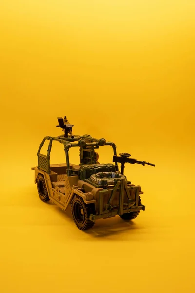 Arka plan ve kopya alanı ile kahverengi askeri oyuncak araba modeli