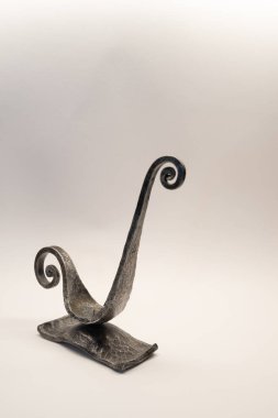 Kopya alanı zemin üzerine dövme metal şamdan