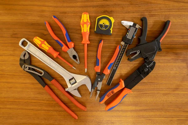 Tamirci'nın onarım araçları üst görünümden ahşap arka plan üzerinde