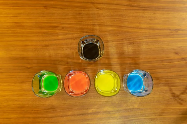 Cam alanı kopyası bir ahşap zemin üzerine parlak renkli su