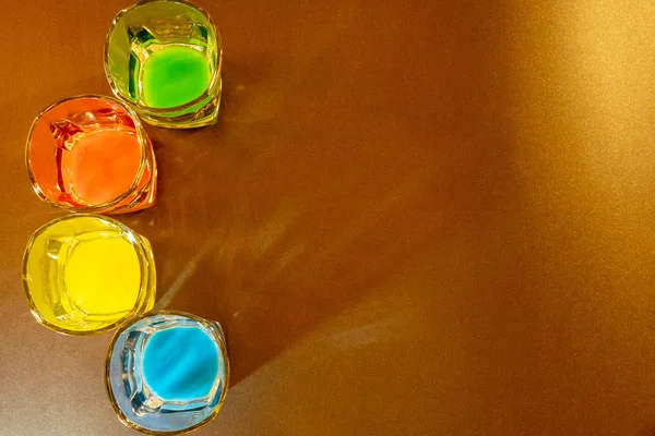 Cam alanı kopyası bir ahşap zemin üzerine parlak renkli su