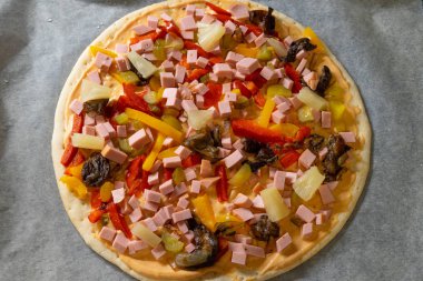 Kırmızı biber ve salam ev yapımı pizza