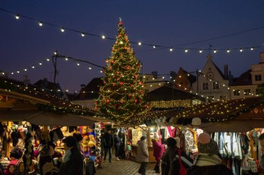 Tallinn Noel pazarı ile yürüyüş