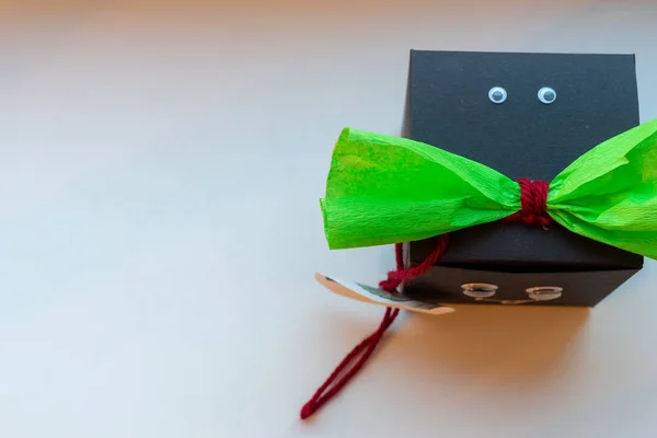 Oyuncak gözleri ile komik hediye kutusu