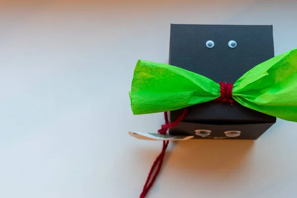 Oyuncak gözleri ile komik hediye kutusu