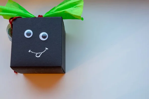 Oyuncak gözleri ile komik hediye kutusu
