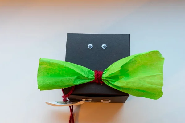 Oyuncak gözleri ile komik hediye kutusu